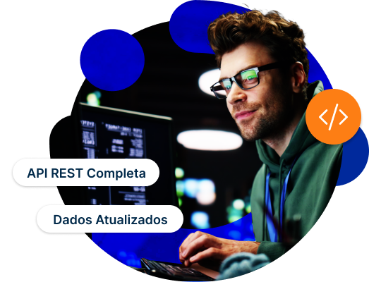 Desenvolvedor integrando API de dados empresariais em aplicação